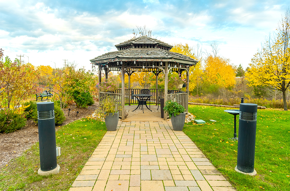 Garden patio at Royale Place Retirement Residence in Kingston
