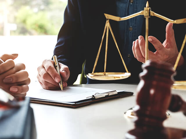 image of the lawyer doing an explanation in a meeting