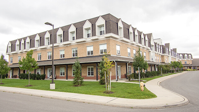 image of front entrance of Cedarvale Lodge Care Community in Keswick (Georgina)