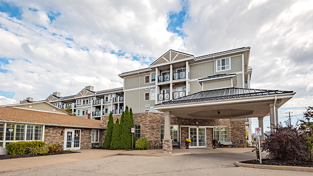 image of the front entrance of Heatherwood Retirement Residence in St. Catherines