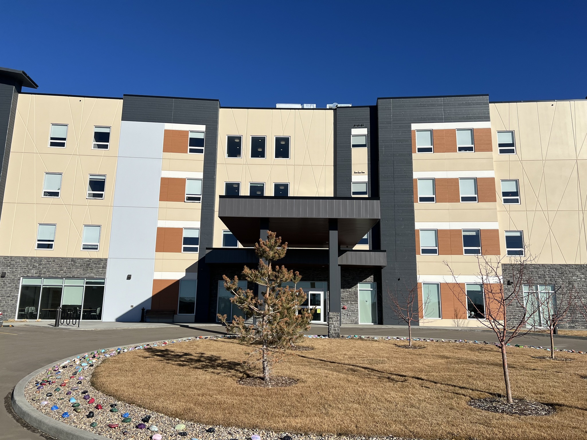 image of the front entrance of Brookside Lodge Care Community in Surrey