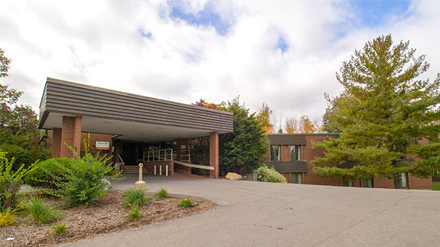 image of front entrance of Streetsville Care Community in Mississauga
