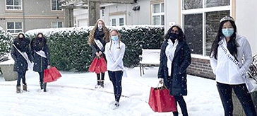 White Rock Youth Ambassadors prepare to deliver to February’s Bunches of Lunches recipients. (bunchesoflunches.ca photo)