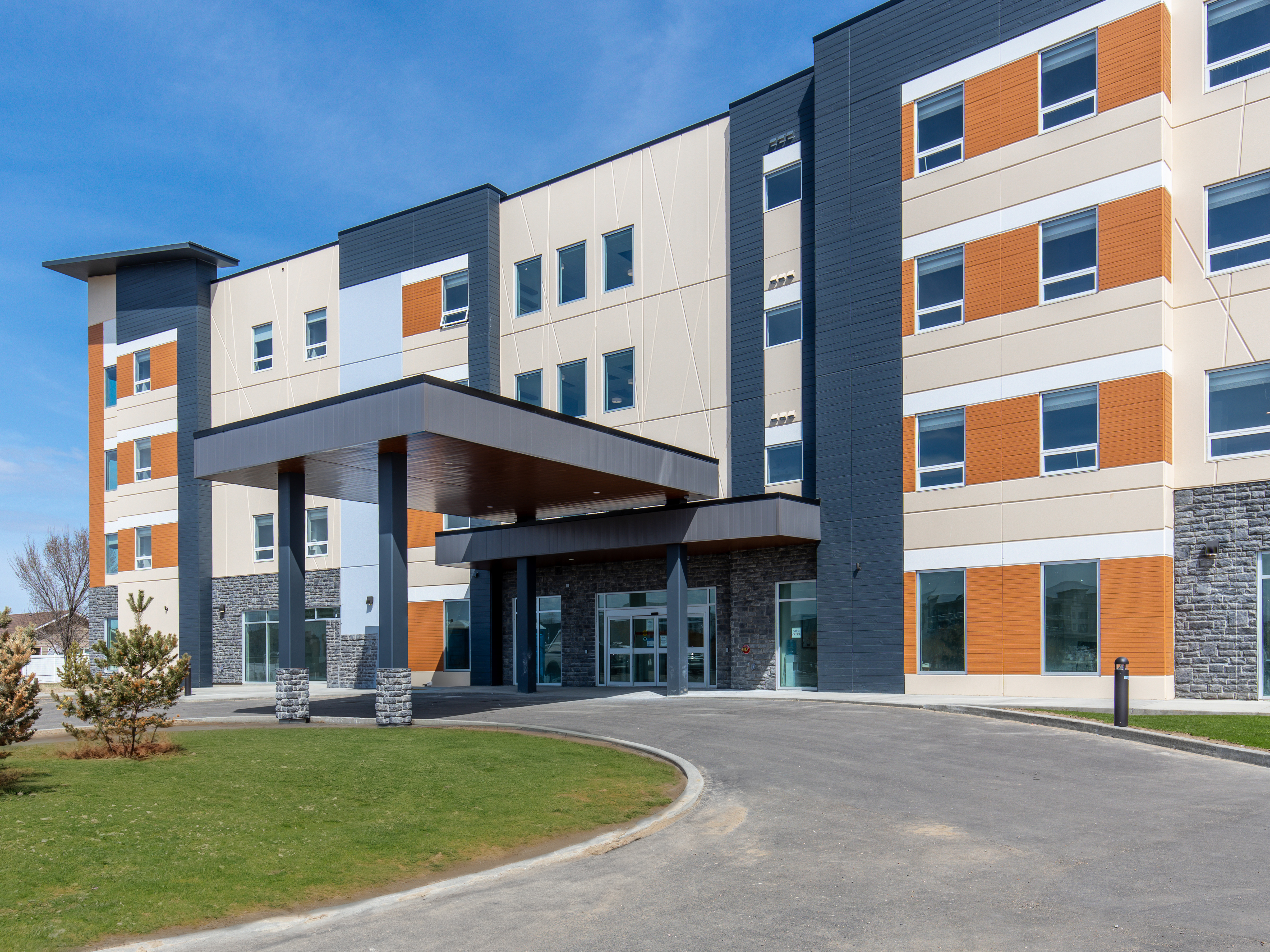 image of the front entrance of Brookside Lodge Care Community in Surrey