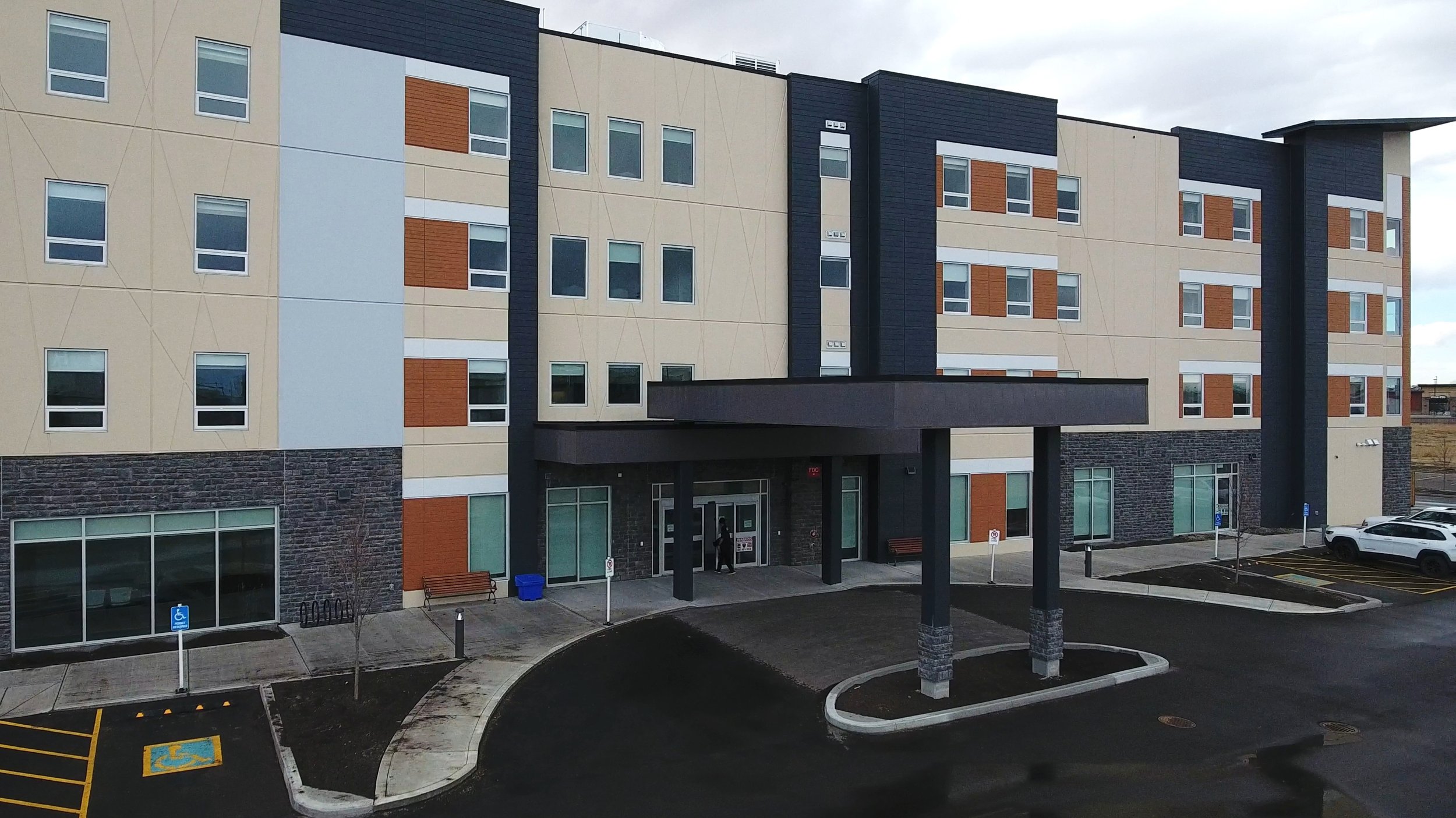 image of the front entrance of Lake Country Lodge Retirement and Care Community in Winfield