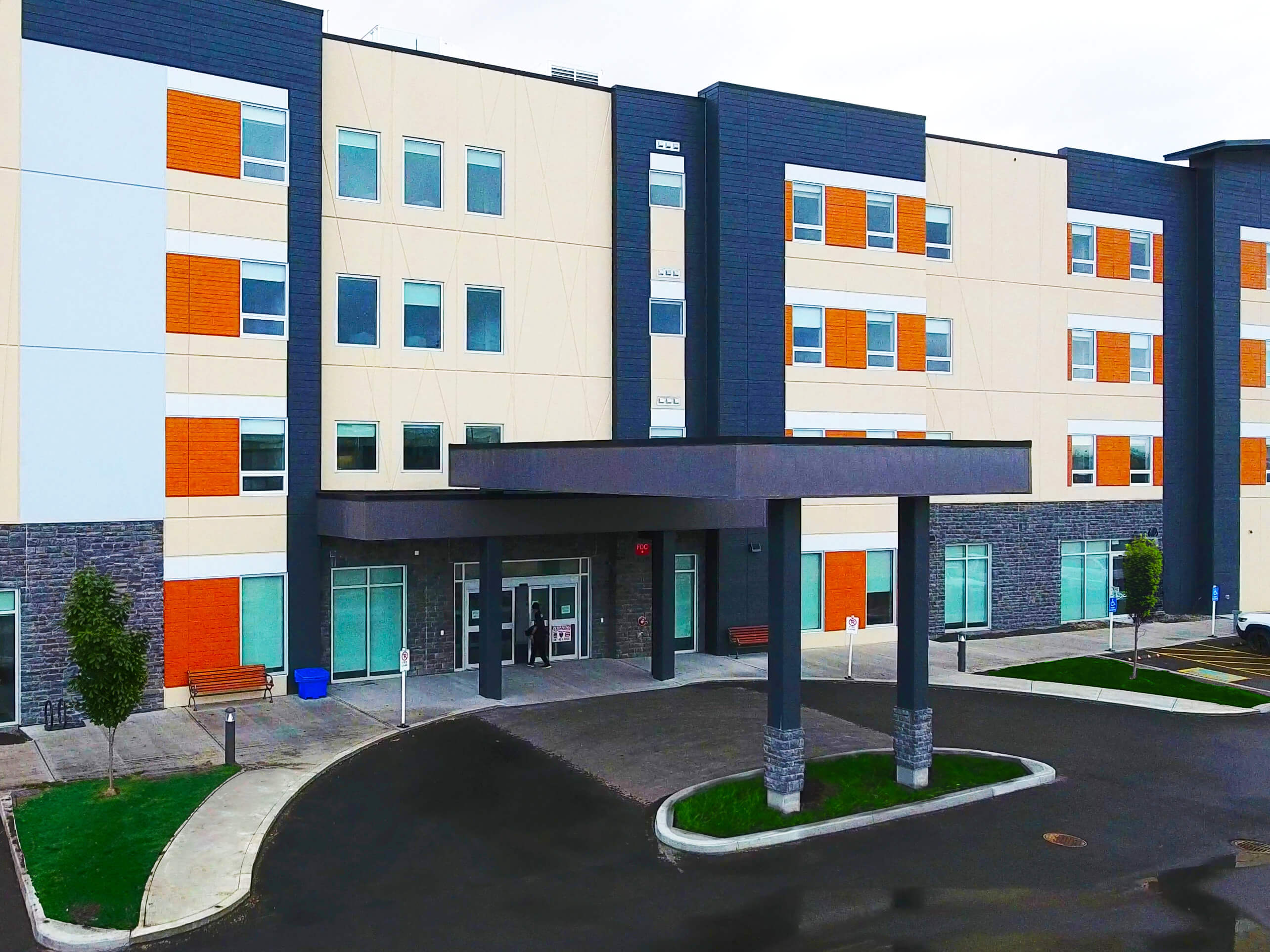 image of the front entrance of Lake Country Lodge Retirement and Care Community in Winfield